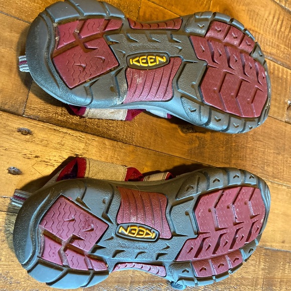 KEEN Hiking Sandal Shoes, Size 7.5, Waterproof, Women - Picture 3 of 7